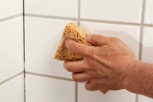 Siisti laattojen saumaus Pyyhi laattojen saumat puhtaiksi